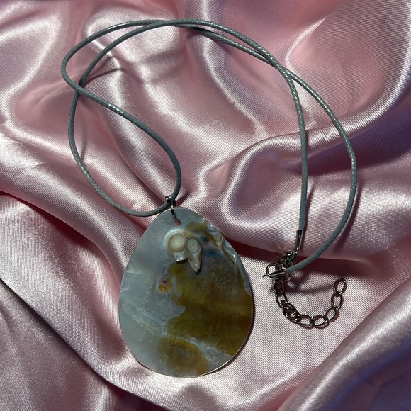 Printed Shell Necklace - Picture 4 of 7